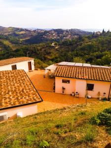 dwa białe budynki z czerwonymi dachami na wzgórzu w obiekcie la dimora degli angeli w mieście Perugia
