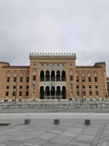 un grand bâtiment en briques avec beaucoup de fenêtres dans l'établissement Centrum, à Sarajevo