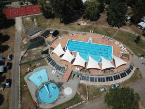 Bazén v ubytování Happy Camp mobile homes in BalatonTourist Füred Camping & Bungalows nebo v jeho okolí