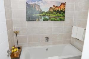 Ένα μπάνιο στο LuxAid Apartment +21 φωτογραφίες