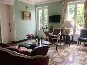 Μια τηλεόραση ή/και κέντρο ψυχαγωγίας στο Appart luxueux 3+1 pcs avec jardin à 3 km de Paris