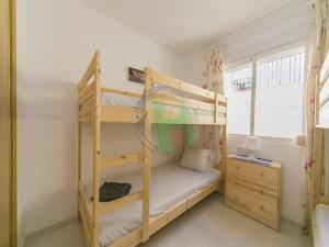 sypialnia z 2 łóżkami piętrowymi i biurkiem w obiekcie 3504 Imperial Park Spa Resort, Calpe w mieście Calpe