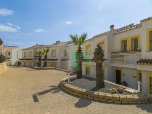 grupa budynków z palmami na dziedzińcu w obiekcie 3504 Imperial Park Spa Resort, Calpe w mieście Calpe