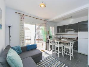 salon z kanapą i kuchnią w obiekcie 3504 Imperial Park Spa Resort, Calpe w mieście Calpe