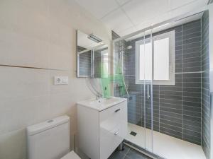łazienka z toaletą, umywalką i prysznicem w obiekcie 3504 Imperial Park Spa Resort, Calpe w mieście Calpe