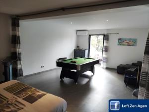 Herní místnost v ubytování Loft Zen SPA Balneo Parking Sauna Hammam Billard