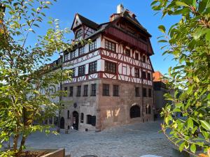 an old building with a tower on top of it at Messeapartment an der Altstadtmauer in Nürnberg