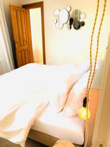 uma cama de baloiço num quarto com lençóis brancos em Rooms & Loft De Post em Gavere