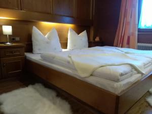 Postel nebo postele na pokoji v ubytování Zillertal Apartment mit Traumausblick - Haus Kirchler
