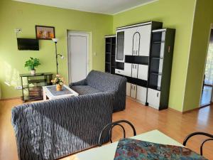 sala de estar con sofá y mesa en Apartment Siofok, Lake Balaton 5 en Siófok