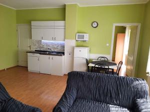 Kuchyňa alebo kuchynka v ubytovaní Apartment Siofok, Lake Balaton 5