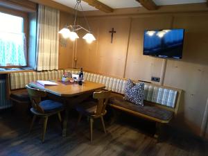 TV a/nebo společenská místnost v ubytování Zillertal Apartment mit Traumausblick - Haus Kirchler