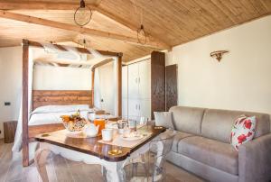 uma sala de estar com um sofá e uma mesa em L'Agrifoglio di Assisi Residenza di Campagna em Assis