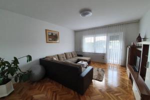 a living room with a couch and a television at Apartman Robert *** in Duga Resa