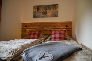 Łóżko lub łóżka w pokoju w obiekcie Appartement 'Oachkatzl'