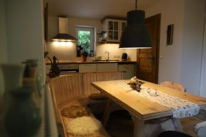 Kuchnia lub aneks kuchenny w obiekcie Appartement 'Oachkatzl'