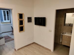 Televízia a/alebo spoločenská miestnosť v ubytovaní Cozy apartment near Ponte Vecchio + 22 fotografií