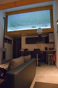 un soggiorno con divano e una grande finestra di Le Cerf1 a Bertogne