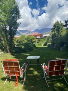 two chairs and a picnic table in a yard at CABAÑAS RINCON DEL PLATA in Potrerillos