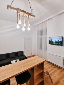 comedor con mesa y sofá negro en Fly Residence, en Arad
