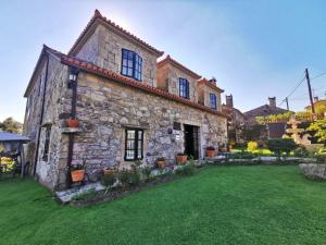 an old stone house with a yard at Casa de Cacheiro - Silleda in Silleda