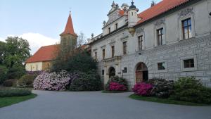 En hage utenfor Hotel Tulipan Pruhonice