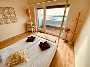 Postel nebo postele na pokoji v ubytování COAST HOUSE Sky Suite