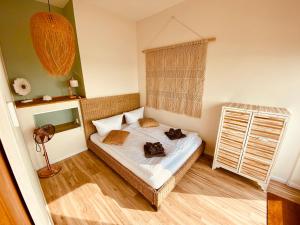 Postel nebo postele na pokoji v ubytování COAST HOUSE Sky Suite