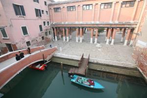 zwei Boote in einem Kanal in einer Stadt mit Gebäuden in der Unterkunft Alla Vigna - Room Only in Venedig