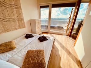 Zimmer mit einem Bett und einem großen Fenster in der Unterkunft COAST HOUSE Sky Suite in Bremerhaven