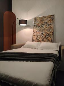 una camera da letto con un letto e un dipinto sul muro di NL Core Soho Suite KLIA Sepang a Sepang