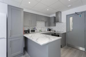 Кухня или кухненски бокс в Sovereign Gate - 2 double bedroom apartment in Portsmouth City Centre