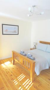 Una cama o camas en una habitación de Wild Coastal Retreat at Troed Y Rhiw Aberporth