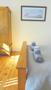 1 dormitorio con 1 cama con toallas en Wild Coastal Retreat at Troed Y Rhiw Aberporth en Aberporth