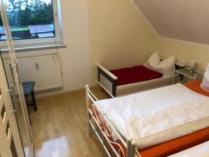 ein kleines Zimmer mit 2 Betten und einem Fenster in der Unterkunft Ferienhaus Zur Heide - Obergeschoss in Radibor