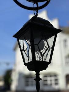 uma lanterna preta pendurada numa luz de rua em Mila Guest House em Moscou