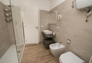 a bathroom with a toilet and a sink and a shower at La Foresteria - Casa Vacanze Norcia in Norcia