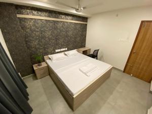 1 dormitorio con 1 cama en una habitación en KARIPPALS INN en Kottayam