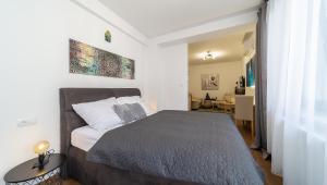 Posteľ alebo postele v izbe v ubytovaní Aviatik apartments