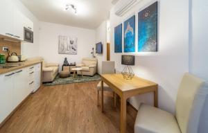 Televízia a/alebo spoločenská miestnosť v ubytovaní Aviatik apartments