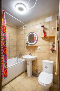 a bathroom with a toilet and a sink and a tub at Однокомнатная в самом центре. Люкс. in Kherson