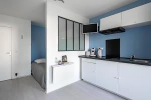 Η κουζίνα ή μικρή κουζίνα στο Studio avec loggia - à 200m de la plage - Parking +16 φωτογραφίες