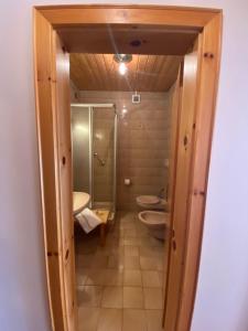 Koupelna v ubytování Hotel Garni LIVING + 37 fotografií