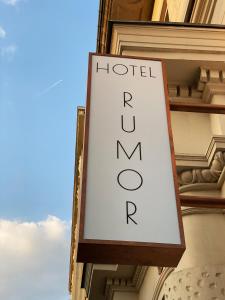 布達佩斯的住宿－Hotel Rumor，建筑一侧的酒店标志