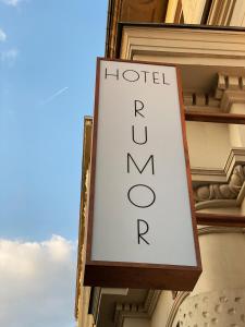 un panneau d'hôtel sur le côté d'un bâtiment dans l'établissement Hotel Rumor, à Budapest