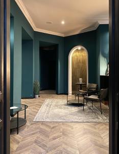 um corredor com paredes azuis e uma mesa e cadeiras em Hotel Rumor em Budapeste