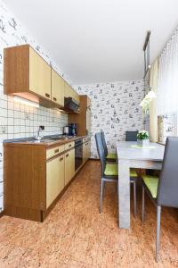 A kitchen or kitchenette at Haus Sonne & Meer