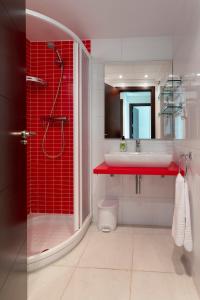 a bathroom with a red shower and a sink at Nautilus Atico, 3 dormitorios, puerto, by Bookindenia in Denia