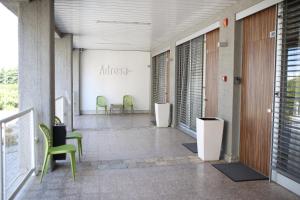 ベオグラードにあるAdresa Suitesの椅子と壁の看板