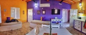 ビヤ・ウニオンにあるCabaña Chañares de Banda Florida - Sveñaの紫の壁のベッドルーム1室(ベッド2台付)